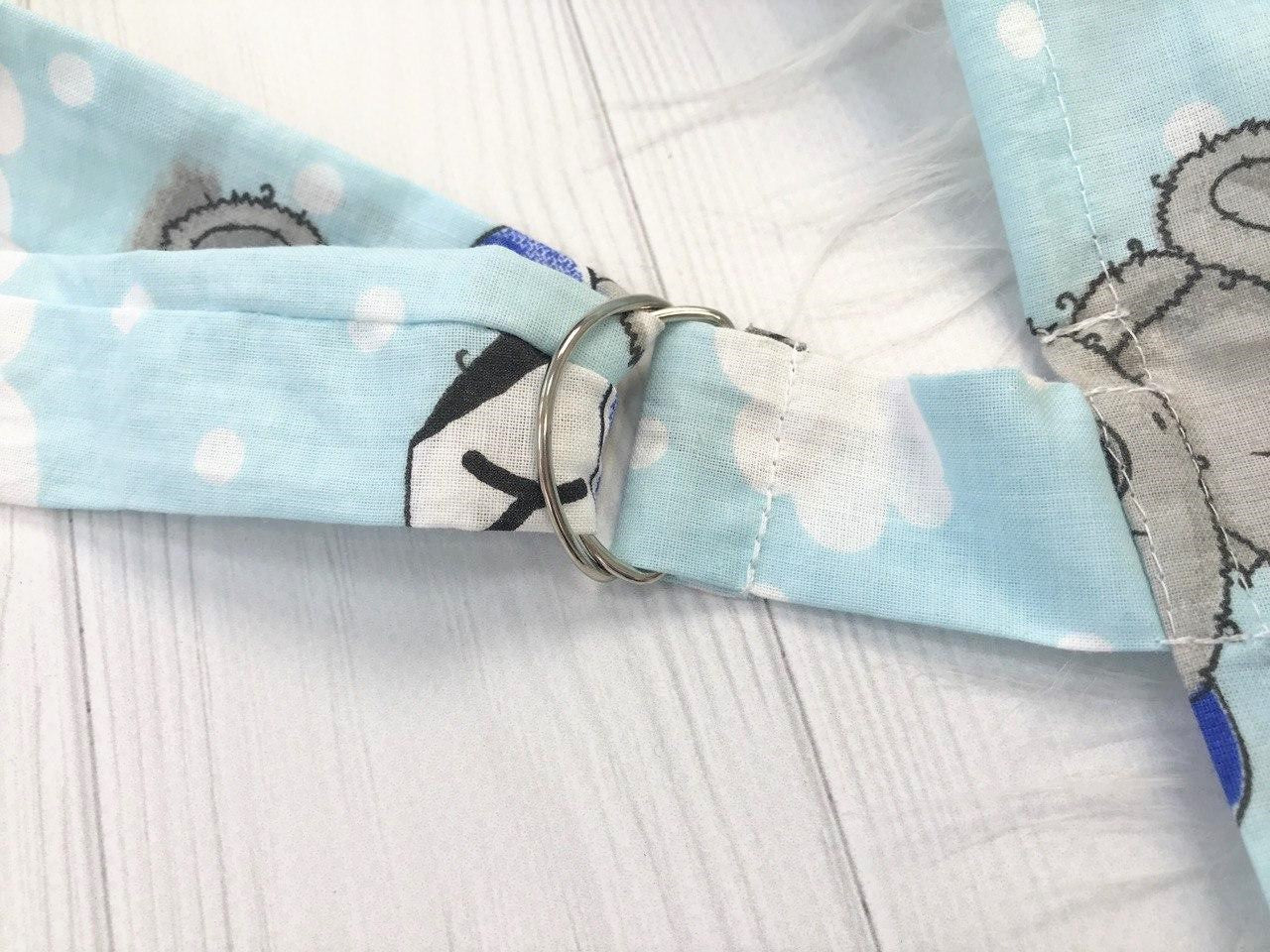 Жінка використовує стильну та зручну накидку для годування, що забезпечує комфорт та конфіденційність під час грудного вигодовування на природі.