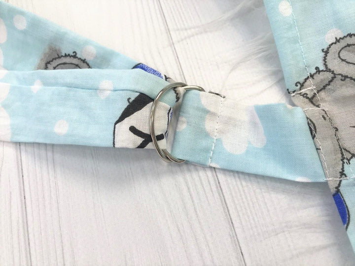 Жінка використовує стильну та зручну накидку для годування, що забезпечує комфорт та конфіденційність під час грудного вигодовування на природі.