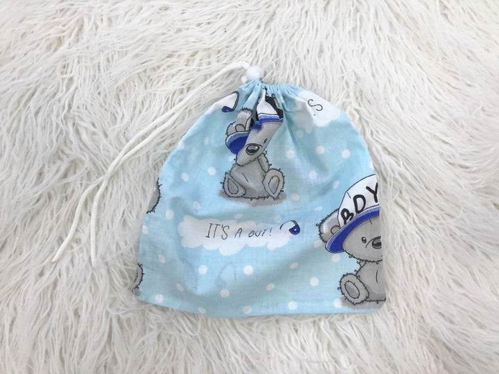 Жінка використовує стильну та зручну накидку для годування, що забезпечує комфорт та конфіденційність під час грудного вигодовування на природі.