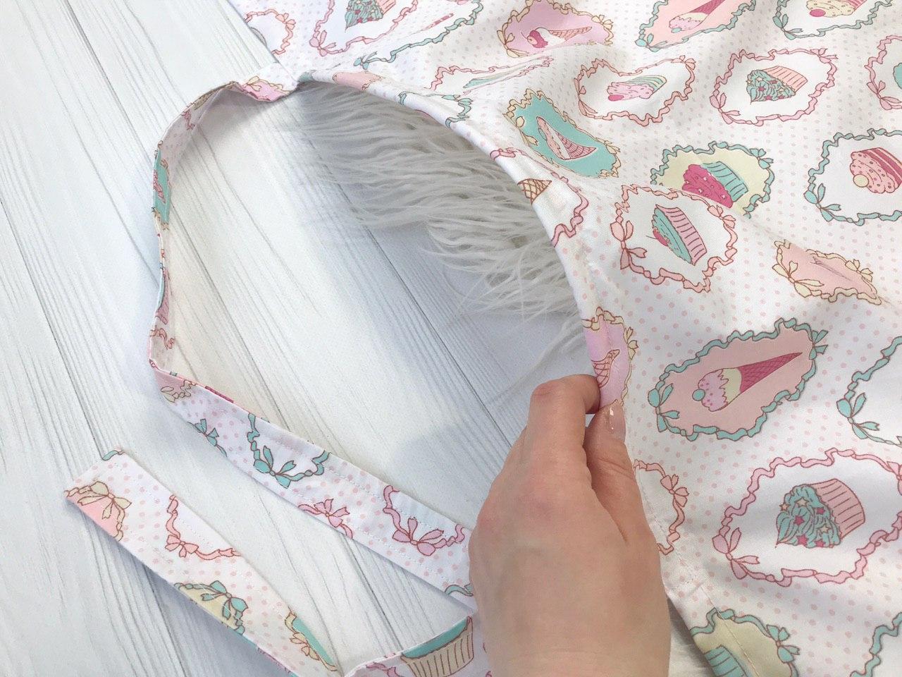 Жінка використовує стильну та зручну накидку для годування, що забезпечує комфорт та конфіденційність під час грудного вигодовування на природі.