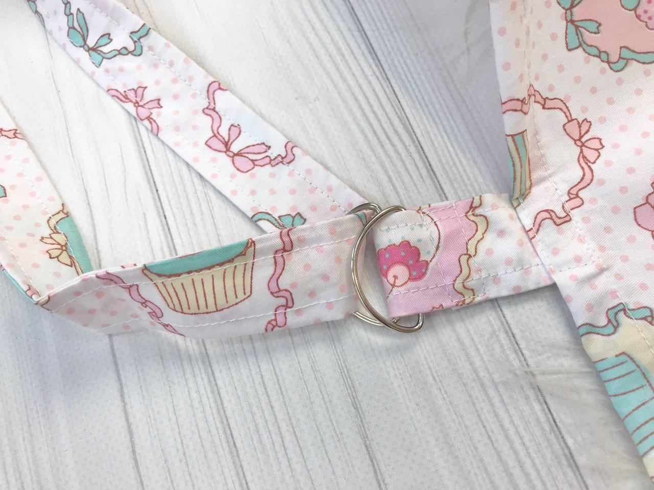 Жінка використовує стильну та зручну накидку для годування, що забезпечує комфорт та конфіденційність під час грудного вигодовування на природі.