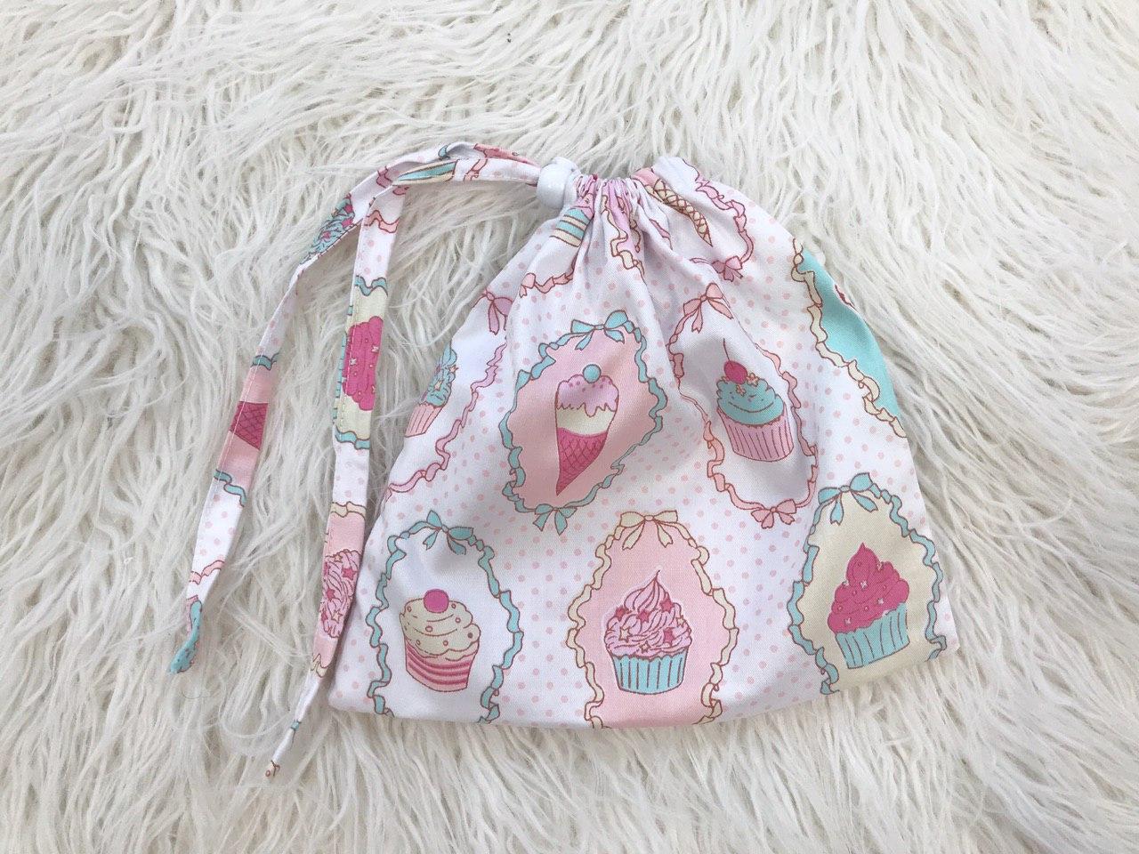 Жінка використовує стильну та зручну накидку для годування, що забезпечує комфорт та конфіденційність під час грудного вигодовування на природі.