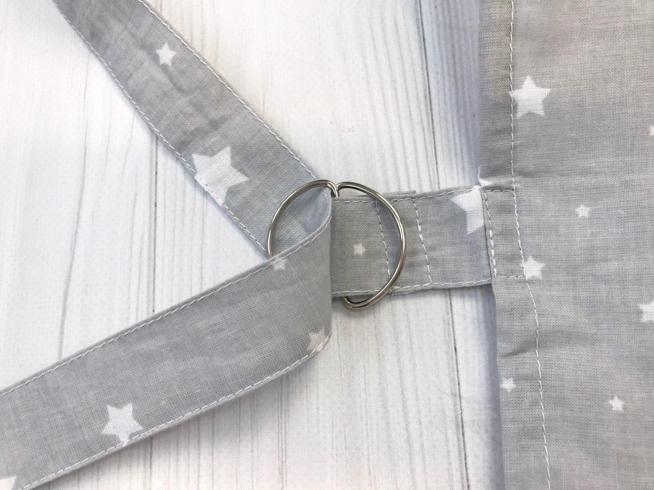 Жінка використовує стильну та зручну накидку для годування, що забезпечує комфорт та конфіденційність під час грудного вигодовування на природі.