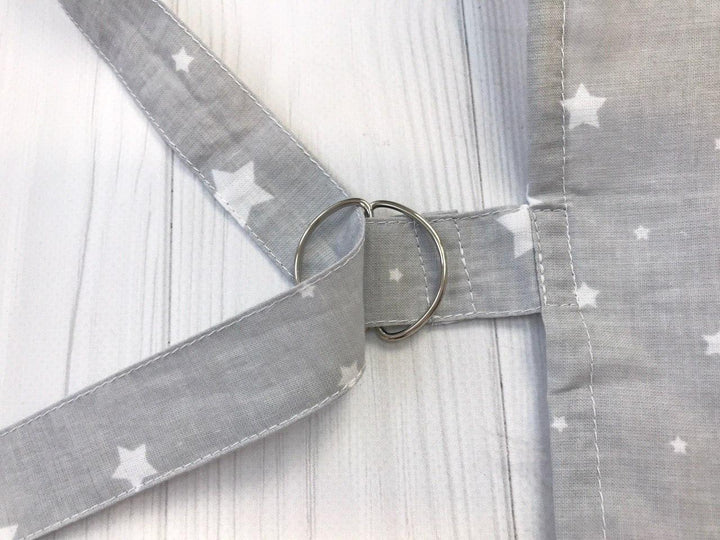 Жінка використовує стильну та зручну накидку для годування, що забезпечує комфорт та конфіденційність під час грудного вигодовування на природі.