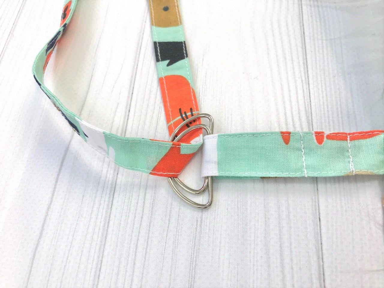 Жінка використовує стильну та зручну накидку для годування, що забезпечує комфорт та конфіденційність під час грудного вигодовування на природі.