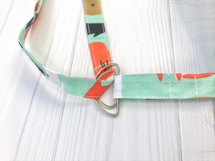 Жінка використовує стильну та зручну накидку для годування, що забезпечує комфорт та конфіденційність під час грудного вигодовування на природі.