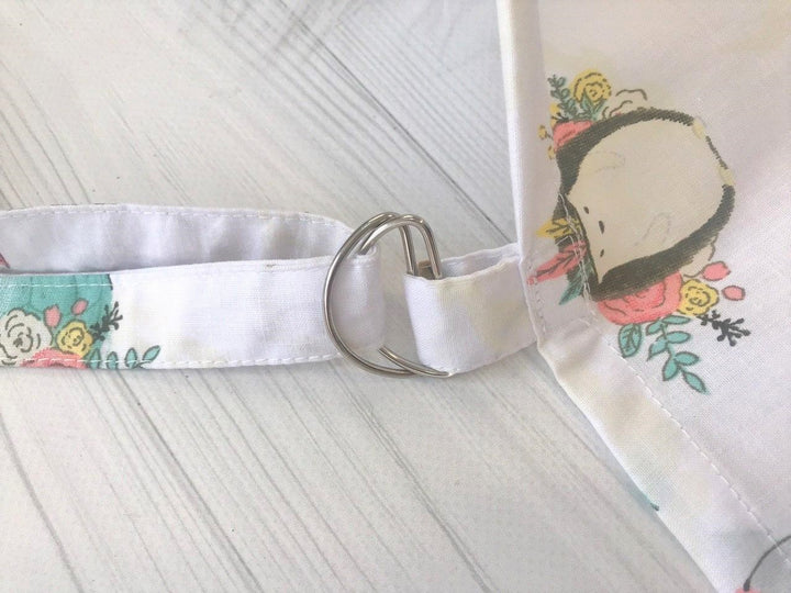 Жінка використовує стильну та зручну накидку для годування, що забезпечує комфорт та конфіденційність під час грудного вигодовування на природі.