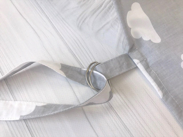 Жінка використовує стильну та зручну накидку для годування, що забезпечує комфорт та конфіденційність під час грудного вигодовування на природі.