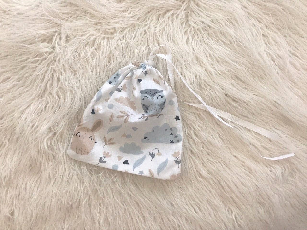 Жінка використовує стильну та зручну накидку для годування, що забезпечує комфорт та конфіденційність під час грудного вигодовування на природі.