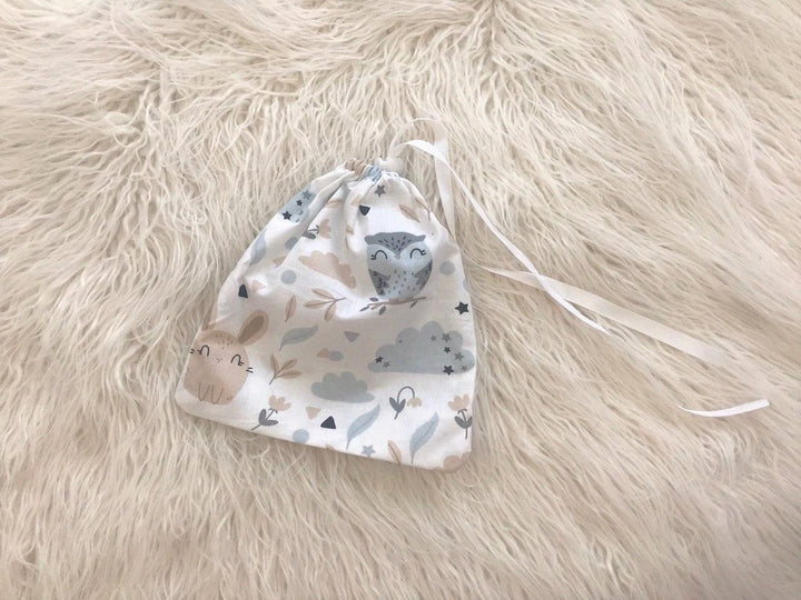 Жінка використовує стильну та зручну накидку для годування, що забезпечує комфорт та конфіденційність під час грудного вигодовування на природі.