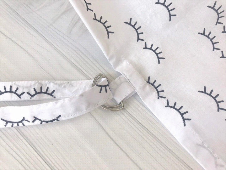 Жінка використовує стильну та зручну накидку для годування, що забезпечує комфорт та конфіденційність під час грудного вигодовування на природі.