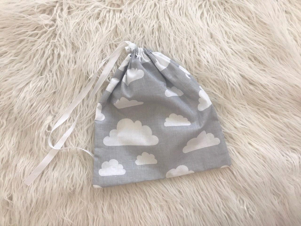 Жінка використовує стильну та зручну накидку для годування, що забезпечує комфорт та конфіденційність під час грудного вигодовування на природі.