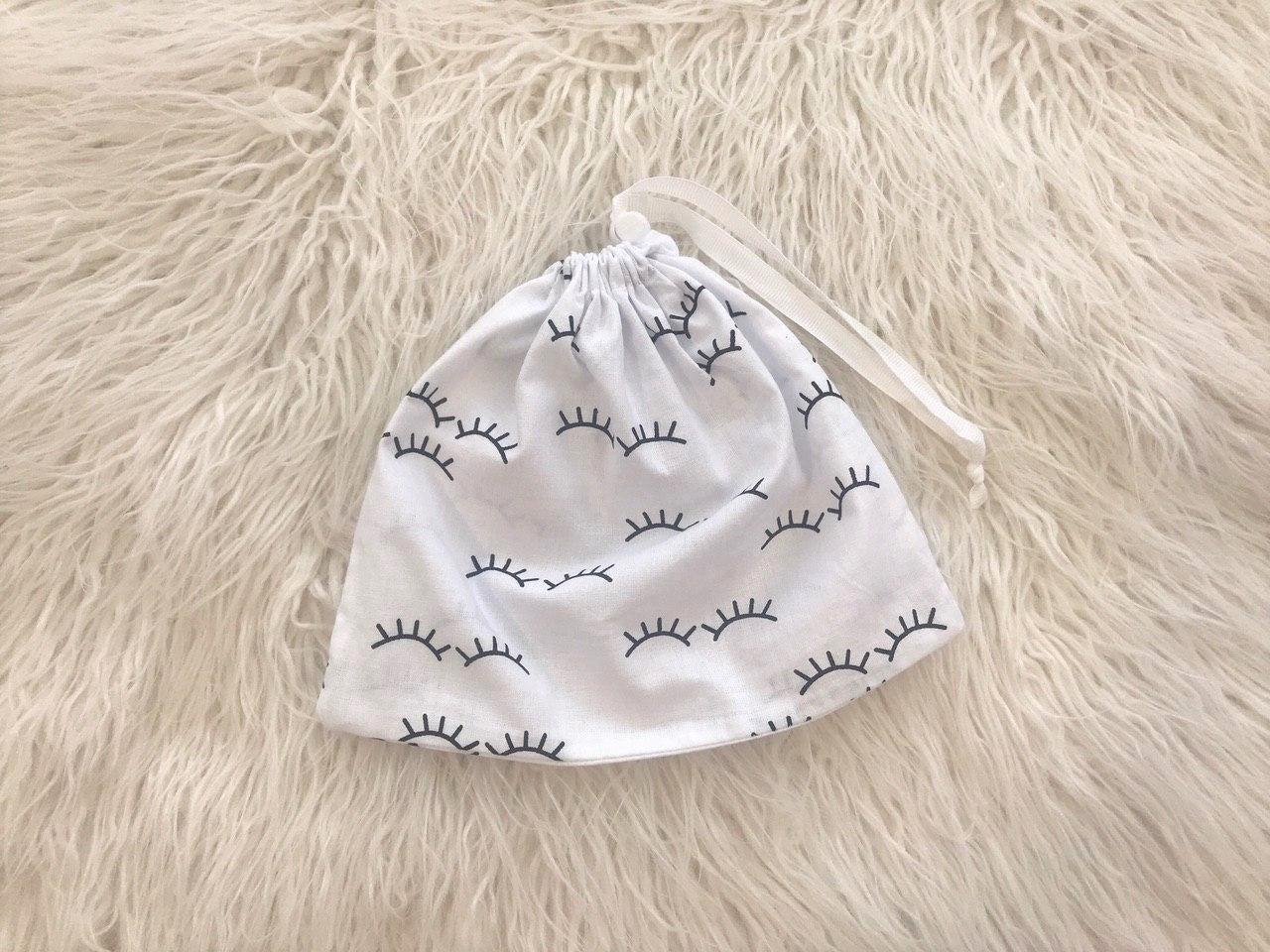 Жінка використовує стильну та зручну накидку для годування, що забезпечує комфорт та конфіденційність під час грудного вигодовування на природі.