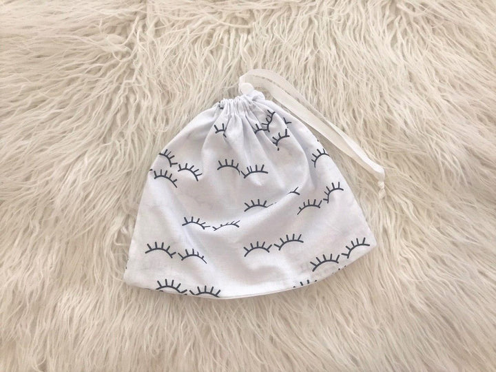 Жінка використовує стильну та зручну накидку для годування, що забезпечує комфорт та конфіденційність під час грудного вигодовування на природі.