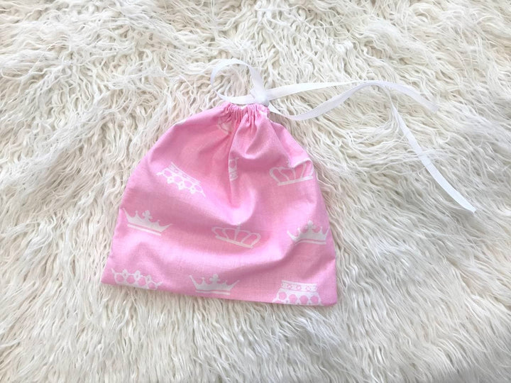 Жінка використовує стильну та зручну накидку для годування, що забезпечує комфорт та конфіденційність під час грудного вигодовування на природі.