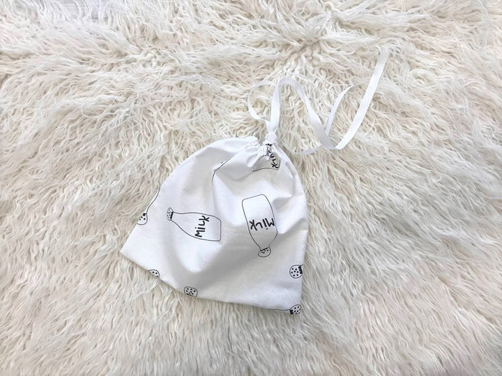 Жінка використовує стильну та зручну накидку для годування, що забезпечує комфорт та конфіденційність під час грудного вигодовування на природі.