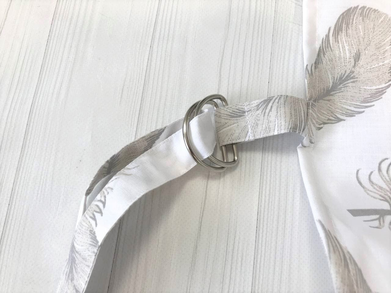 Жінка використовує стильну та зручну накидку для годування, що забезпечує комфорт та конфіденційність під час грудного вигодовування на природі.