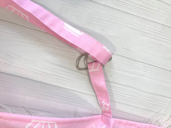 Жінка використовує стильну та зручну накидку для годування, що забезпечує комфорт та конфіденційність під час грудного вигодовування на природі.