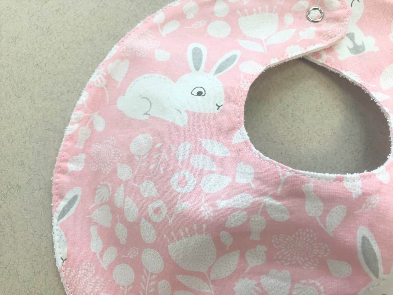 Яскраві дитячі непромокаючі слюнявчики для годування та захисту одягу