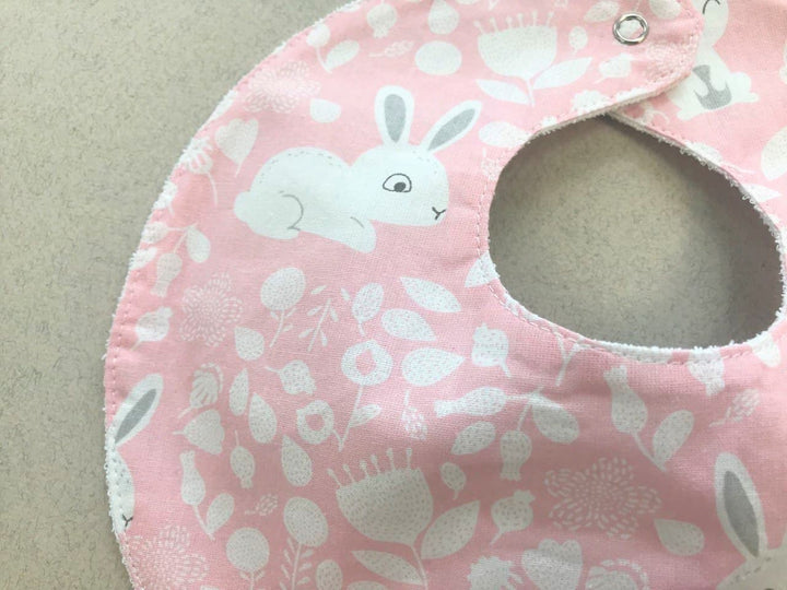 Яскраві дитячі непромокаючі слюнявчики для годування та захисту одягу