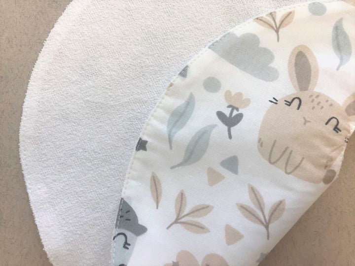 Яскраві дитячі непромокаючі слюнявчики для годування та захисту одягу