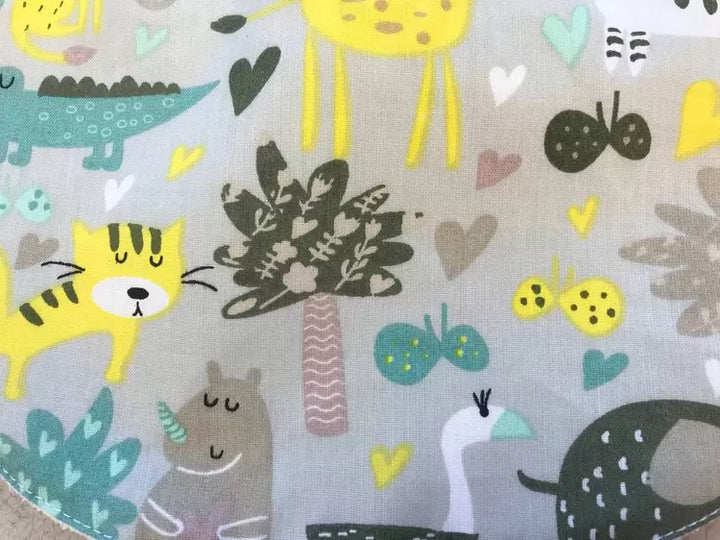 Яскраві дитячі непромокаючі слюнявчики для годування та захисту одягу