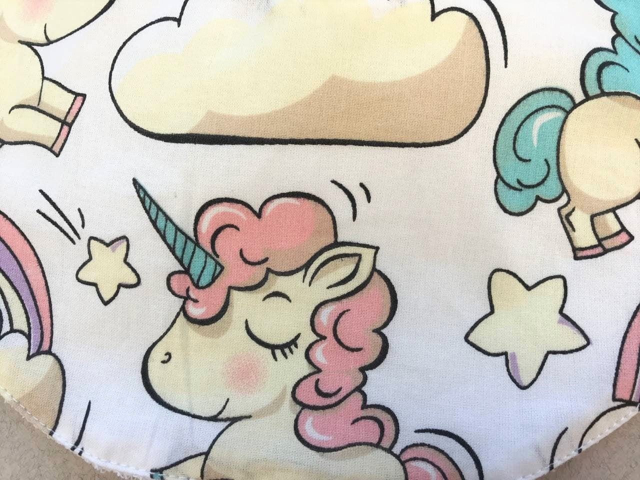 Яскраві дитячі непромокаючі слюнявчики для годування та захисту одягу