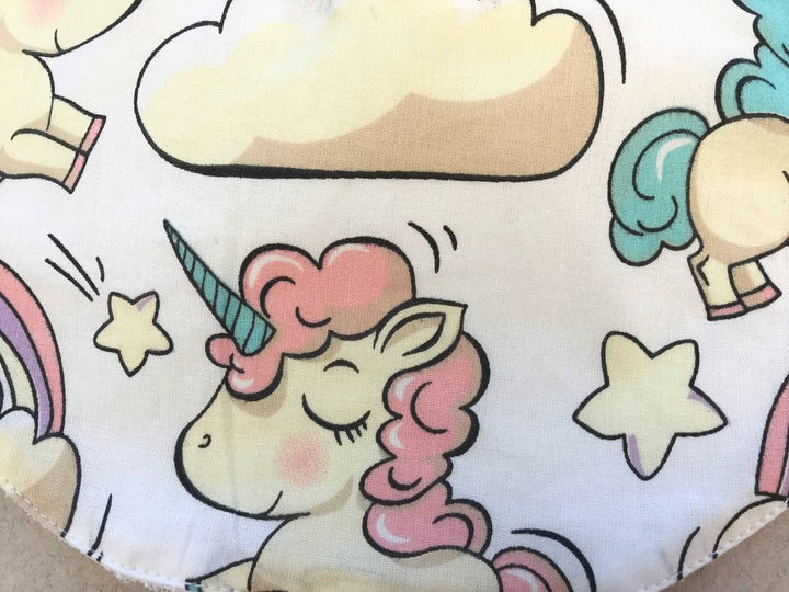 Яскраві дитячі непромокаючі слюнявчики для годування та захисту одягу