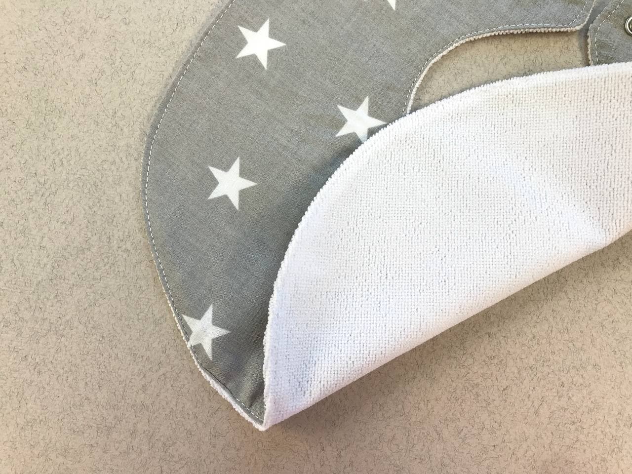 Яскраві дитячі непромокаючі слюнявчики для годування та захисту одягу