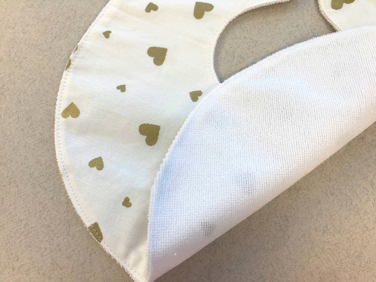 Яскраві дитячі непромокаючі слюнявчики для годування та захисту одягу