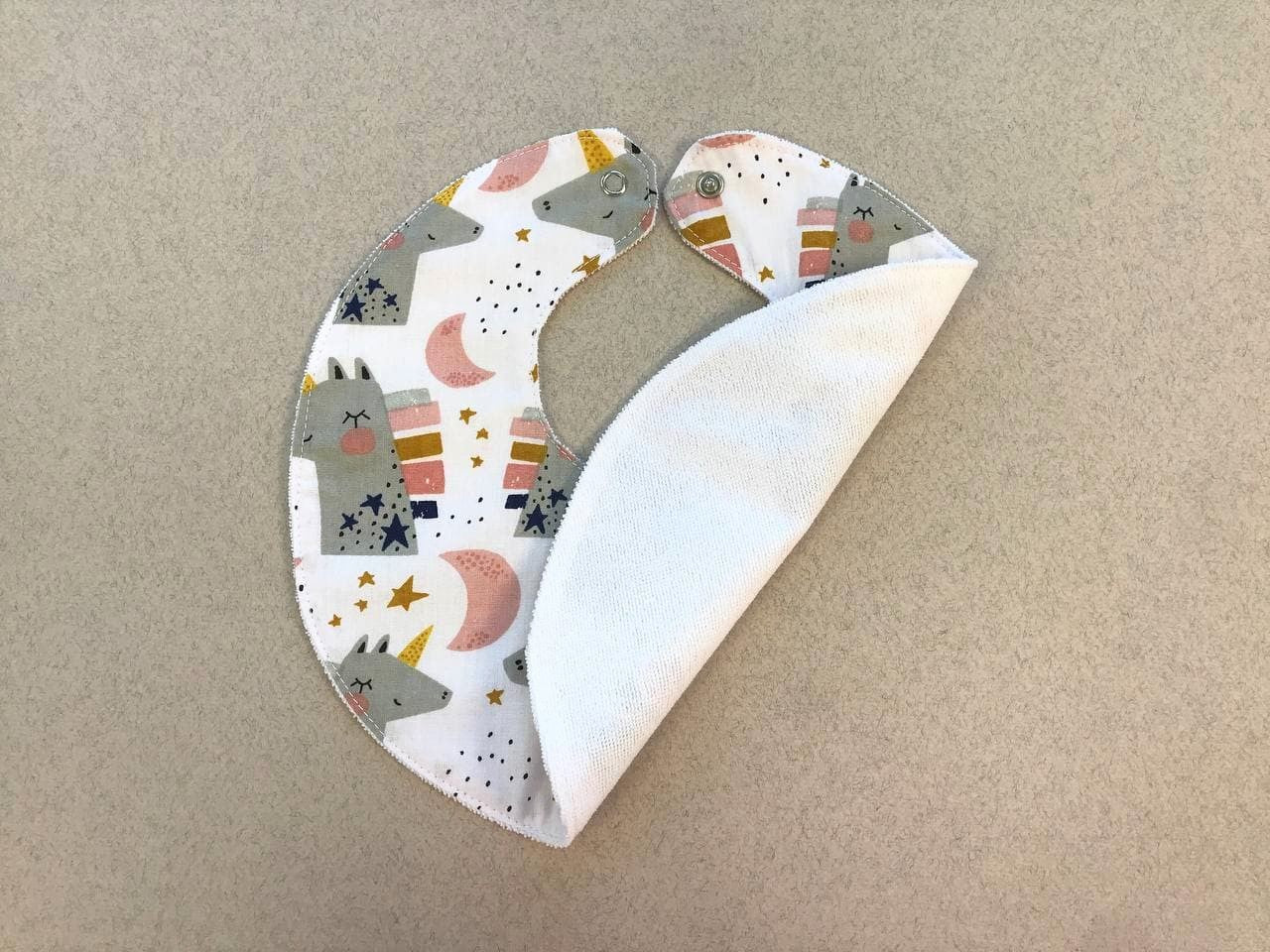 Яскраві дитячі непромокаючі слюнявчики для годування та захисту одягу