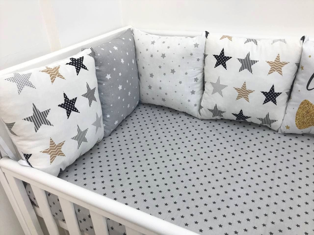 Бортики набори - Комплект м'яких та безпечних бортиків для дитячого ліжечка, що забезпечує захист та комфорт немовляті."