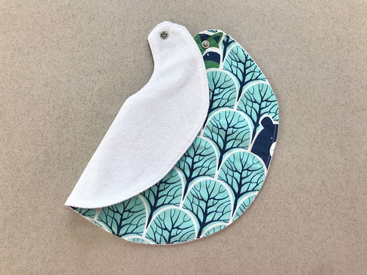 Яскраві дитячі непромокаючі слюнявчики для годування та захисту одягу