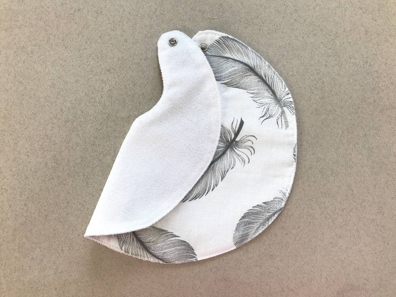 Яскраві дитячі непромокаючі слюнявчики для годування та захисту одягу