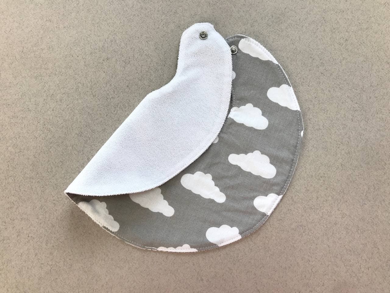 Яскраві дитячі непромокаючі слюнявчики для годування та захисту одягу